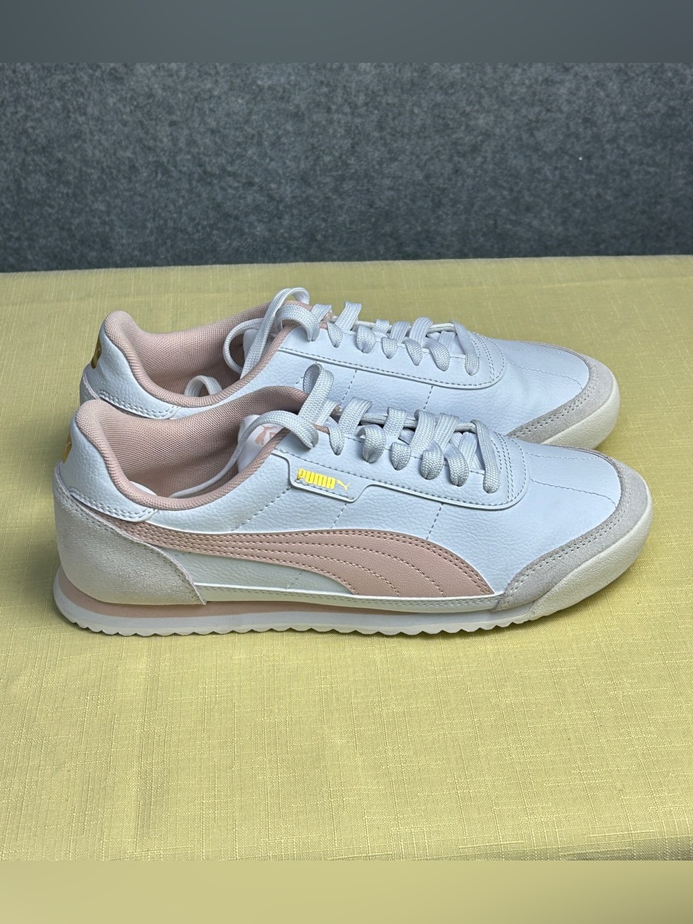 Puma Turino II Women’s 9 White Pink Sneakers Cushioned Retro Soccer-Inspired EUC
